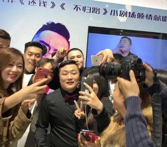 图：孙八一被粉丝围绕