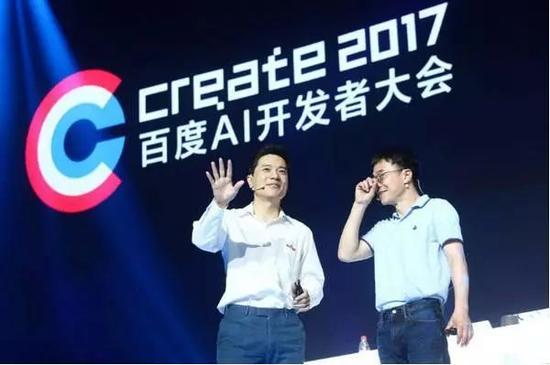 图：李彦宏和陆奇在百度AI开发者大会上