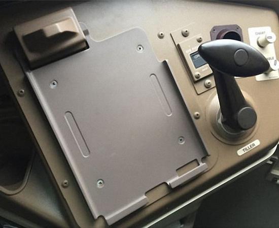 东航利用 ULTEM 9085 航空认证材料打印的飞机驾驶舱“电子飞行数据包”支架完成后处理装机使用