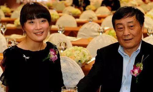 宗庆后简介:宗庆后的挣扎和改变,是上一代企业家的缩影 图:宗庆后与女儿宗馥莉