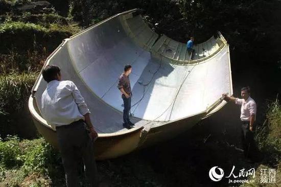 某卫星发射任务时坠落在农田的巨大整流罩 (来自:人民网)
