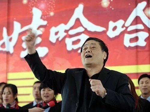 宗庆后简介:宗庆后的挣扎和改变,是上一代企业家的缩影 图:任何事都亲力亲为的宗庆后
