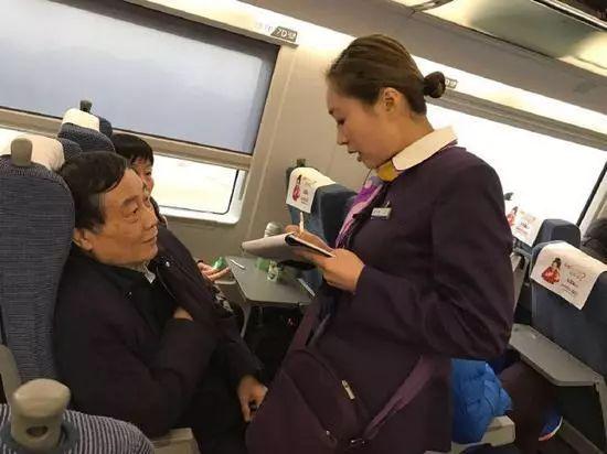 宗庆后简介:宗庆后的挣扎和改变,是上一代企业家的缩影 图:网友偶遇坐在二等座宗庆后