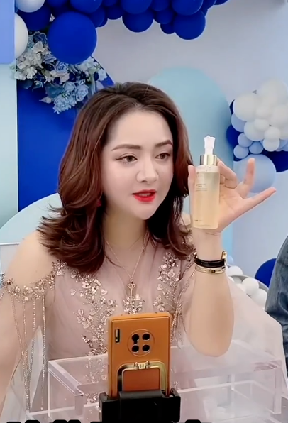 图源：琦色品牌创始人梦倩在直播间带货。