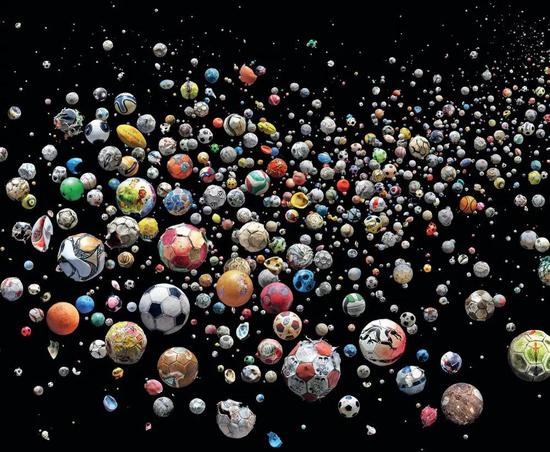  769个海洋垃圾足球，它们由89名志愿者在四个月期间从全球41个国家和岛屿的144个海滩共同收集而来。图/Mandy Barker