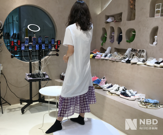 广州某商场中正在进行直播的一网红鞋店 图片来源：每经记者 方京玉 摄
