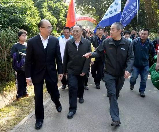 图：许勤（前排左一）和汪建共同参加登山活动