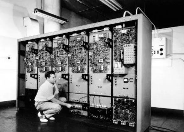 图注：早期的大型计算机
