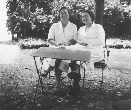 1930年，钫的发现者玛格丽特·佩里（Marcerite Perey，左）和她的同事索尼娅·科特尔（Sonia Cotelle）在巴黎镭研究所。