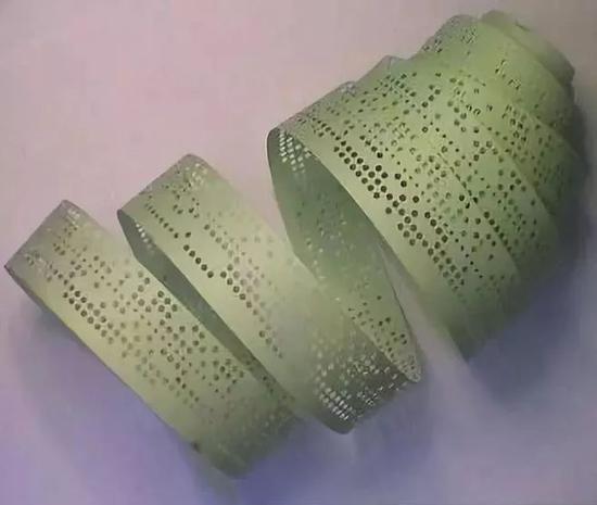 ▲ 最早期计算机的输入与输出都是靠打孔纸带,没有键盘
