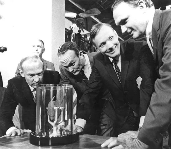  ͼ3Apollo 11 astronauts left to right Buzz Aldrin Michael Collins and Neil Armstrong show a two-pound Moon rock to Frank Taylor director of the Smithsonian Institute in Washington D.C on Sept 15 1969 NASA UNKNOWN/NASA