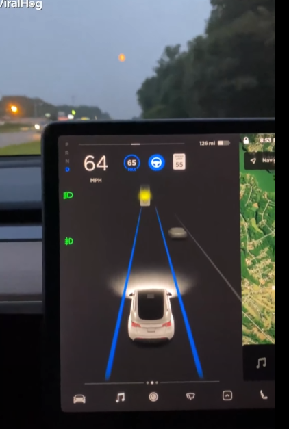 FSD Beta 9 将月亮误认为信号灯 截图来源:Jordan Nelson