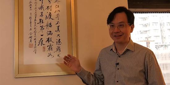 卢煜明家中挂着杨万里的诗《庚子正月五日晓过大皋渡》，图片来自凤凰卫视
