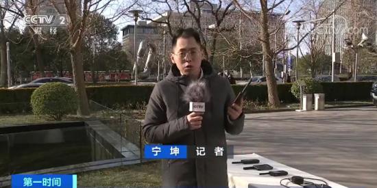央视财经记者 宁坤:我手中这部手机就是一款天通卫星电话,完全由我国自主设计研发。在野外等环境下,卫星电话可以派上很大用场。