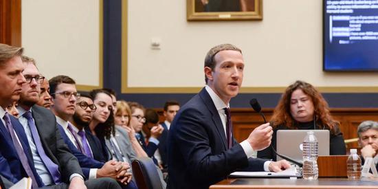 Facebook 首席执行官马克·扎克伯格 (Mark Zuckerberg) 在国会众议院金融服务委员会的听证会上进行申辩｜路透社