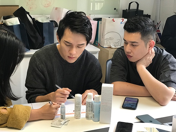 李佳琦(左二)和同事在选品