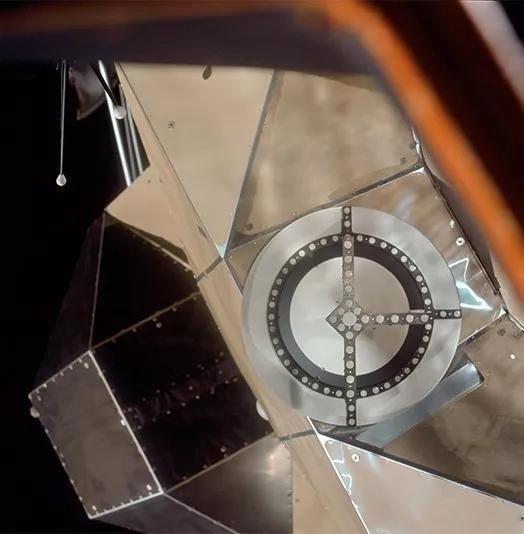 图4 阿波罗11号登月舱段,可见其表面非常光滑。(图来源NASA)
