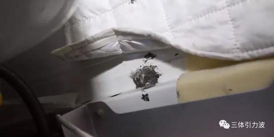 根据两名俄罗斯宇航员现场检查发现,舱壁孔洞周围有胶水涂抹痕迹。