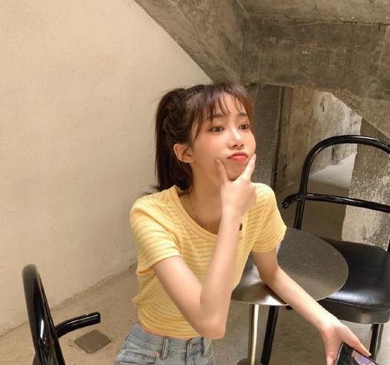 张大奕被曝“小三事件”后首发文,晒性感美照露甜笑,关闭评论禁止留言