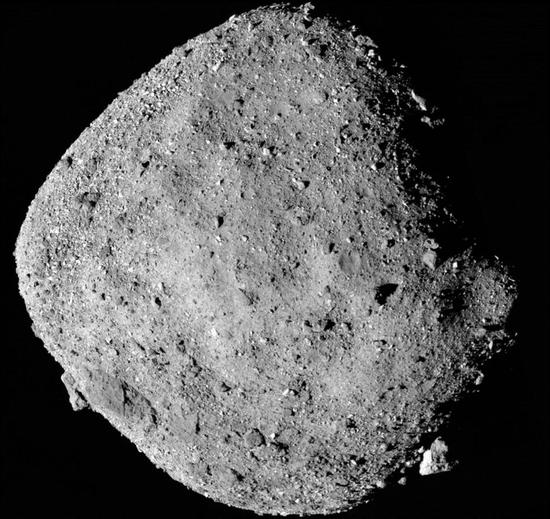 小行星贝努的这张照片图像由冥王号探测器于2018年12月2日在距离小行星表面24公里的地方拍摄的12张照片拼接而成。图源：NASA官网
