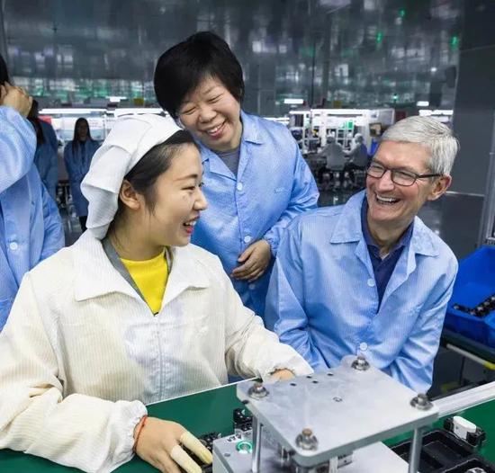 库克、王来春和组装工人畅谈甚欢