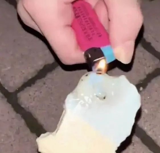 网友用打火机烧钟薛高雪糕不融化 　　来源 / 视频截图