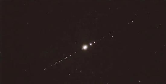 图4  爱好者用自己的单反拍摄到的卫星闪光（视频截图）。来源：https：//www.youtube.com/watch？v=cycLZQtM8HU
