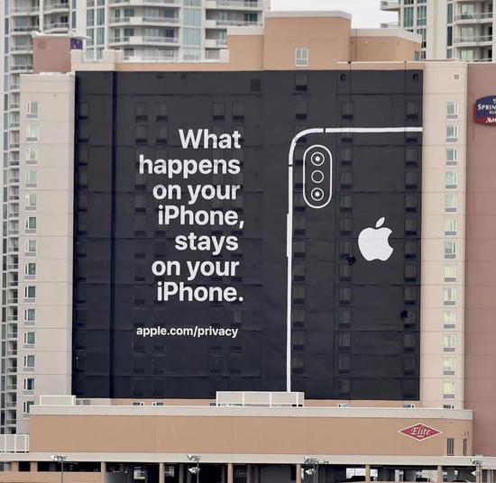 图注：Apple公司的广告牌在2019年国际消费电子展上若隐若现。