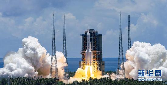 7月23日，长征五号遥四运载火箭在中国文昌航天发射场点火升空，实施我国首次火星探测任务（天问一号任务）。新华社记者 才扬 摄
