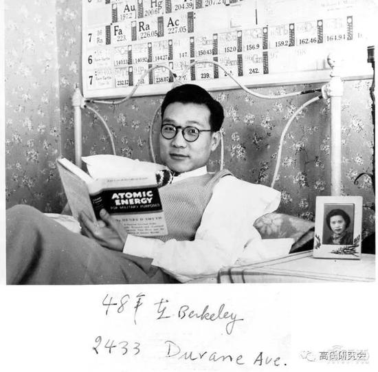 ▲1948年，高鼎三在伯克利寓所，桌上是妻子的照片（图源：高氏研究会）