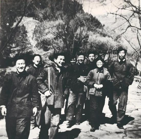 1959年春,九所一室年轻人从17号工地返回路过樱桃沟合影(左起赵明治、竺家亨,后排左起胡思得、周泽良、王贻仁、陈德林、蔡蔚、孙清和)