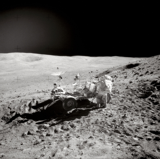 阿波罗16号的宇航员正在月球表面工作 图片来源：NASA