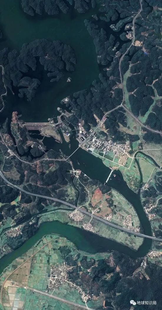 鄱阳湖和江西五大河上游，由众多大大小小的水利工程管理着（图片：google map）