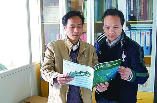  2012年11月6日，王逸平研究员（左）与宣利江研究员（右）在办公室合影。中科院上海药物所供图