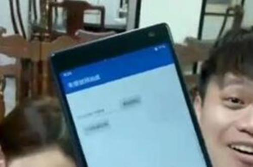 索尼Xperia XA3上边框(图取自微博)