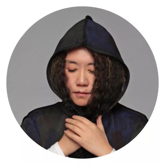 翻了16位女性企业家包包,除了手机和口红还有什么?