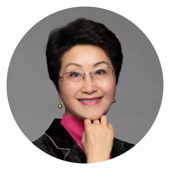翻了16位女性企业家包包,除了手机和口红还有什么?