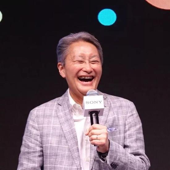 利润创纪录,2018年2月2日起任索尼CEO的吉田宪一郎(Kenichiro Yoshida)笑得很开心