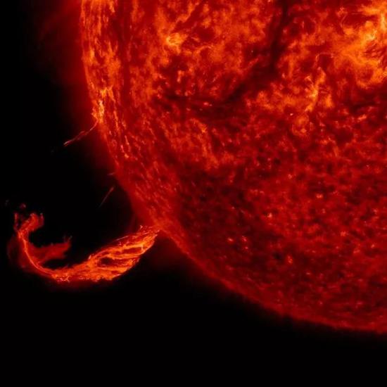 NASA发射的SDO卫星在极紫外波段观测到的一次日冕物质抛射（图片来源：NASA）