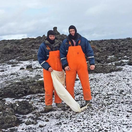 贝克和罗斯在冰岛寻回降落到地球的设备