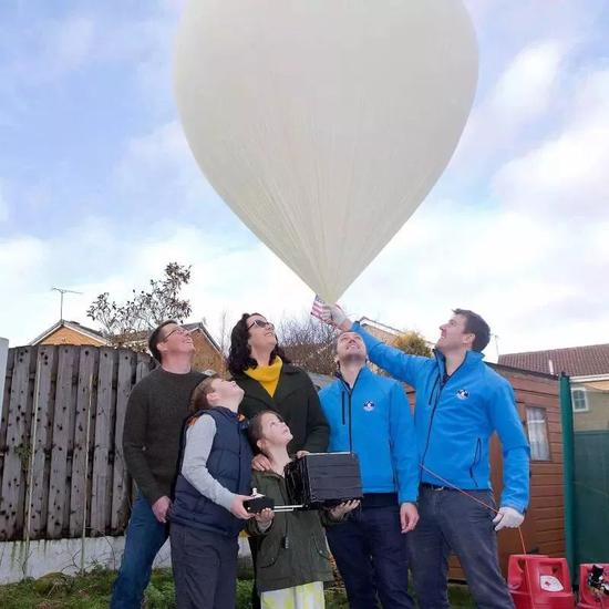 Sent into Space的创始人罗斯（右一）和贝克（右二）在为客户放飞气球英国航天局等