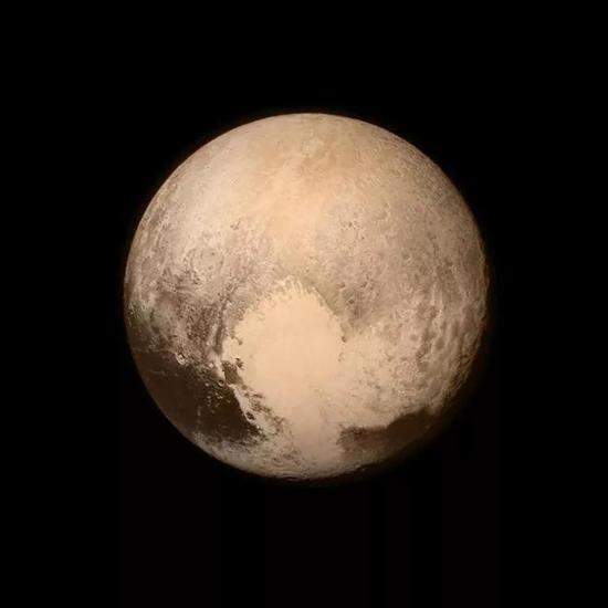 由新视野号拍摄、在太阳系遥远角落里默默比心的冥王星一度成为了网红。图片来源:Space.com