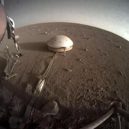 “洞察”号火星着陆器的地震仪有三个非常灵敏的传感器，为了防风，它们被放置在一个圆顶结构内。图片来源：NASA/JPL-Caltech。