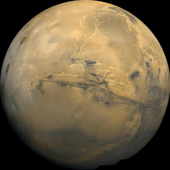 由海盗1号环绕器拍摄的102张照片拼接而成，中间可见清晰的水手号峡谷，左边缘可见火星著名地标