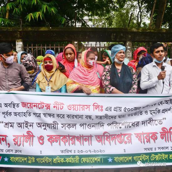 全球疫情导致经济下行，各国进出口都被限制，孟加拉被解雇的服装工人达了100万之多（孟加拉工人对被非法解雇发起了抗议游行 图片：Mamunur Rashid / Shutterstock）