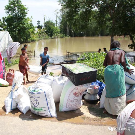 灾民第一时间抢救粮食，遮风挡雨的家已经没有了，要尽力保证有足够的粮食才能活下去（图片：Simanta Talukdar / Shutterstock）