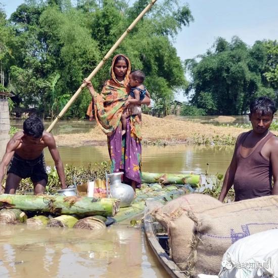 遭受洪灾的村民用自制的香蕉筏带上全部家当逃生，一切都要靠自己（5月28日，阿萨姆邦 图片：Diganta Talukdar / Shutterstock）
