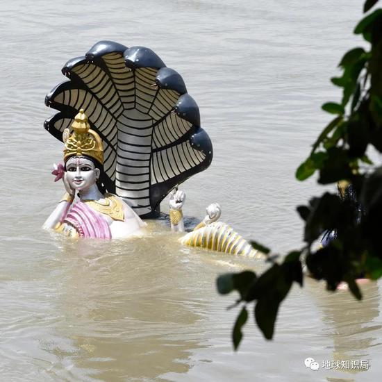 被洪水冲走的正是印度教中，被视为众生保护之神的毗湿奴，如今也自身难保了（图片：Talukdar David / Shutterstock）