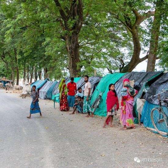 　　受灾民众只能在街边的临时住所中避难，政府在防疫和救灾之中左右两难全。（7月17日，阿萨姆邦 图片：Dr Vikramjit Kakati / Shutterstock）