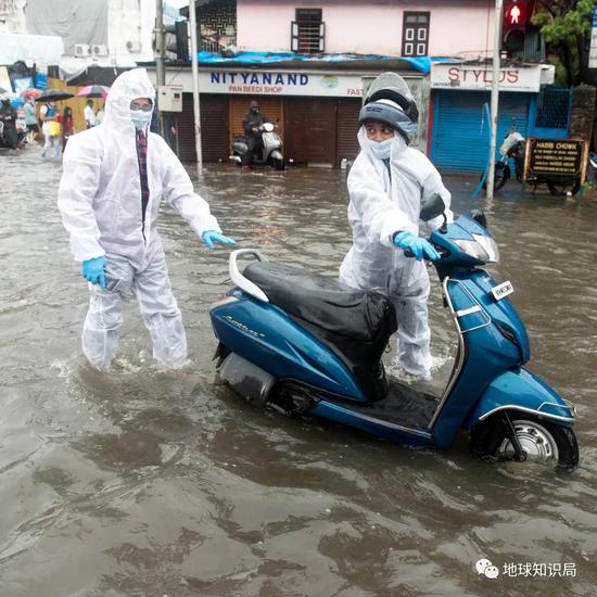 既要防疫又要防水（7月5日 孟买 图片：Manoej Paateel / Shutterstock）